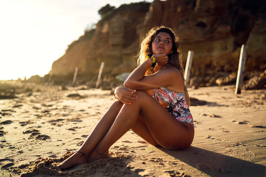 Retratos de una chica joven en traje de baño en la playa