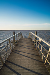 Obraz premium Pantalán sobre las marismas del rio guadalquivir