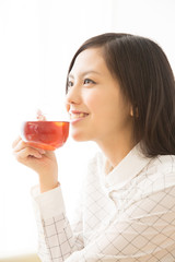 紅茶を飲む女性