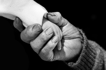 niña y abuela dándose la mano