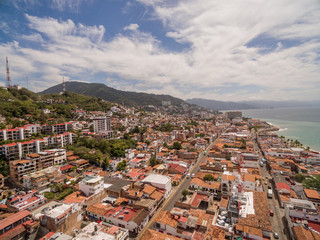 Fototapeta na wymiar Vista aérea panorámica del centro de Puerto Vallarta, Jalisco en un bello día muy soleado.