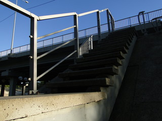 concrete steps with pirils to the bridge