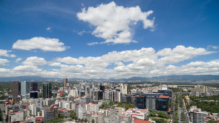 Espectacular vista aérea panorámica del skyline del Paseo de la Reforma, en la Ciudad de México, visto sobre la Colonia Roma.
