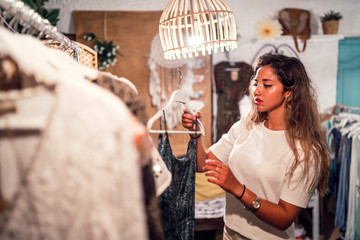 Chica joven y guapa en un mini mercado de verano