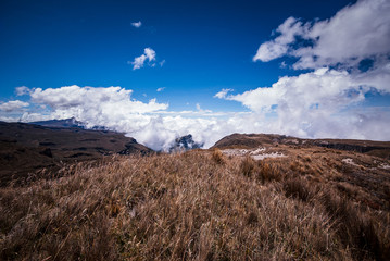 Fototapeta premium Paisajes del parque Nacional los Nevados PNN, nevado del Ruiz, el Cisne, montalas de Colombia, Antioquia, Quindio, Caldas y Risaralda