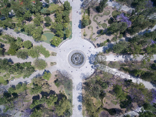 Vista aérea cenital sobre una fuente de la Alameda Central en el Centro Histórico de la Ciudad de...