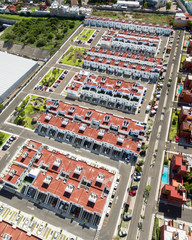 Vista aérea de un conjunto residencial de clase media, vivienda en serie, en la Ciudad de Querétaro, México. - obrazy, fototapety, plakaty