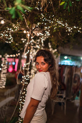 Chica joven guapa con fondo desenfocada