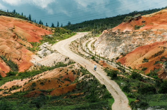 Desierto de Sabrinski en Cundinamarca, paisaje entre tierras aridas y con follaje