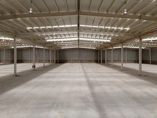 Interior de una nave industrial vacía.