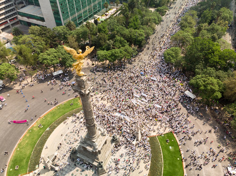 Vista aérea, sobre el Angel de la Independencia, de la marcha y manifestación contra Andrés Manuel López Obrador en el Paseo de la Reforma, CDMX