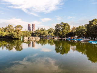 Sobre el Lago de Chapultepec, en la Ciudad de México, con vista al skyline de Polanco
