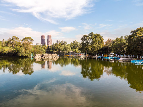 Sobre el Lago de Chapultepec, en la Ciudad de M&eacute;xico, con vista al skyline de Polanco