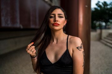 Obraz na płótnie Canvas Chica alternativa con tatuajes posando