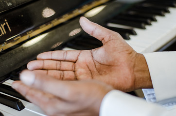 manos tocando piano, manos de joven tocando piano