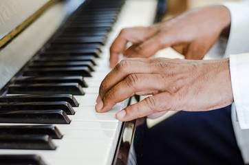 Fototapeta premium manos tocando piano, manos de joven tocando piano