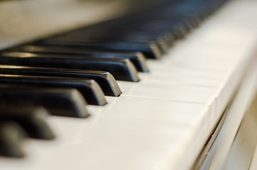 manos tocando piano, manos de joven tocando piano