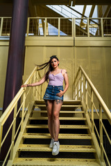 Chica alternativa con tatuajes posando