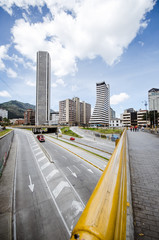Calle 26 de bogotá y torre Colpatria, centro de la capital de Colombia