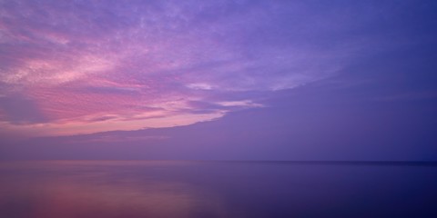 湖岸から見た琵琶湖の幻想的な朝焼けの情景