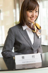 受付の女性