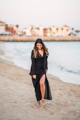 Chicas guapas posando con vestidos ibicencos