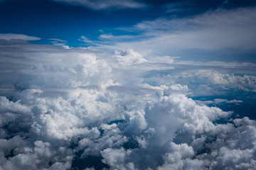 Sobrevuelo en territorio Colombiano, nuves en cielo azul 