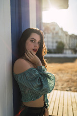 Joven atractiva de paseando y posando por el puerto de malaga