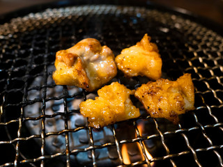 ロースターで焼くジューシーな高級焼肉黒毛和牛ホルモン【アカセン】