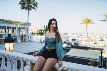 Fototapeta premium Joven atractiva de paseando y posando por el puerto de malaga