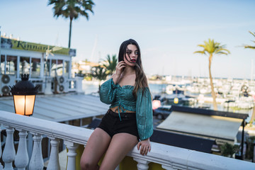 Joven atractiva de paseando y posando por el puerto de malaga