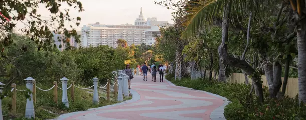 Cercles muraux Descente vers la plage Les touristes marchant le long de la passerelle de South Beach à South Beach Boardwalk ou Beachwalk car une grande partie s& 39 étend à travers les destinations les plus chaudes de South Beach.