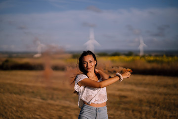 Chica feliz en campo con bomba de humo