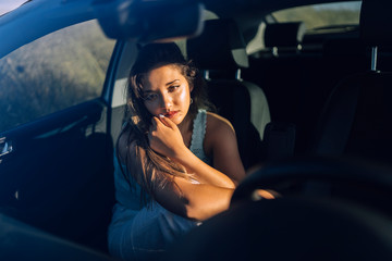 Fototapeta na wymiar Retratos de una chica joven y guapa en un coche