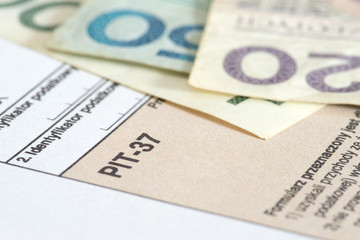 Formular PIT für die Steuererklärung in Polen und Geldscheine Polnische Zloty