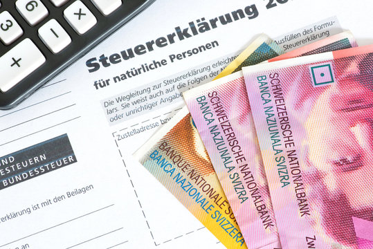 Steuererklärung Schweiz, Taschenrechner und Geld Schweizer Franken