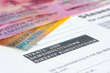 Formular Steuererklärung Schweiz und Banknoten Schweizer Franken