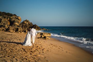 Pareja de novios en la cala de roche  en cadiz