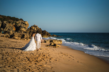 Pareja de novios en la cala de roche  en cadiz