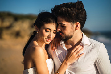 Pareja de novios en la cala de roche  en cadiz