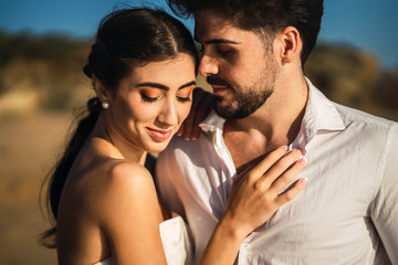 Pareja de novios en la cala de roche  en cadiz