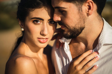 Fototapeta premium Pareja de novios en la cala de roche en cadiz