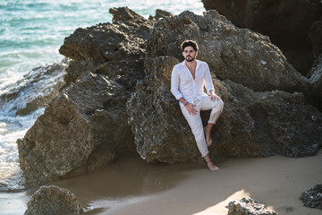 Pareja de novios en la cala de roche  en cadiz
