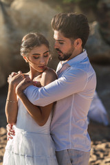 Pareja de novios en la cala de roche  en cadiz