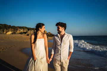 Pareja de novios en la playa 