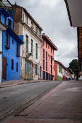arquitectura por la ciudad de Bogotá, la zona de la Candelaria en Bogotá se destaca por sus casas coloniales 