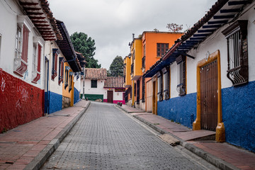 arquitectura por la ciudad de Bogotá, la zona de la Candelaria en Bogotá se destaca por sus casas...