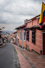 arquitectura por la ciudad de Bogotá, la zona de la Candelaria en Bogotá se destaca por sus casas coloniales 