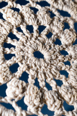 Atrapasue&ntilde;os de hilo crudo de ganchillo con fondo de cielo azul claro y sol y viento al atardecer con anillo de madera y plumas