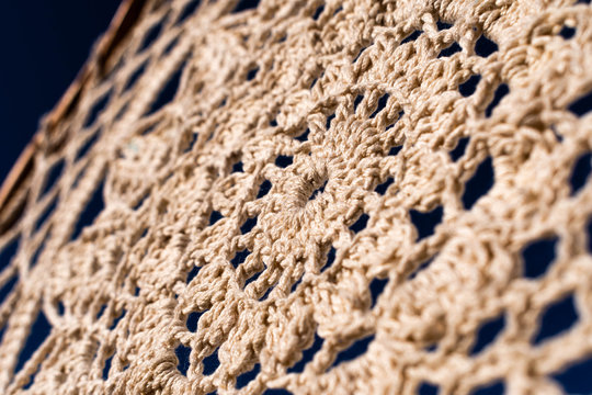 Atrapasue&ntilde;os de hilo crudo de ganchillo con fondo de cielo azul claro y sol y viento al atardecer con anillo de madera y plumas